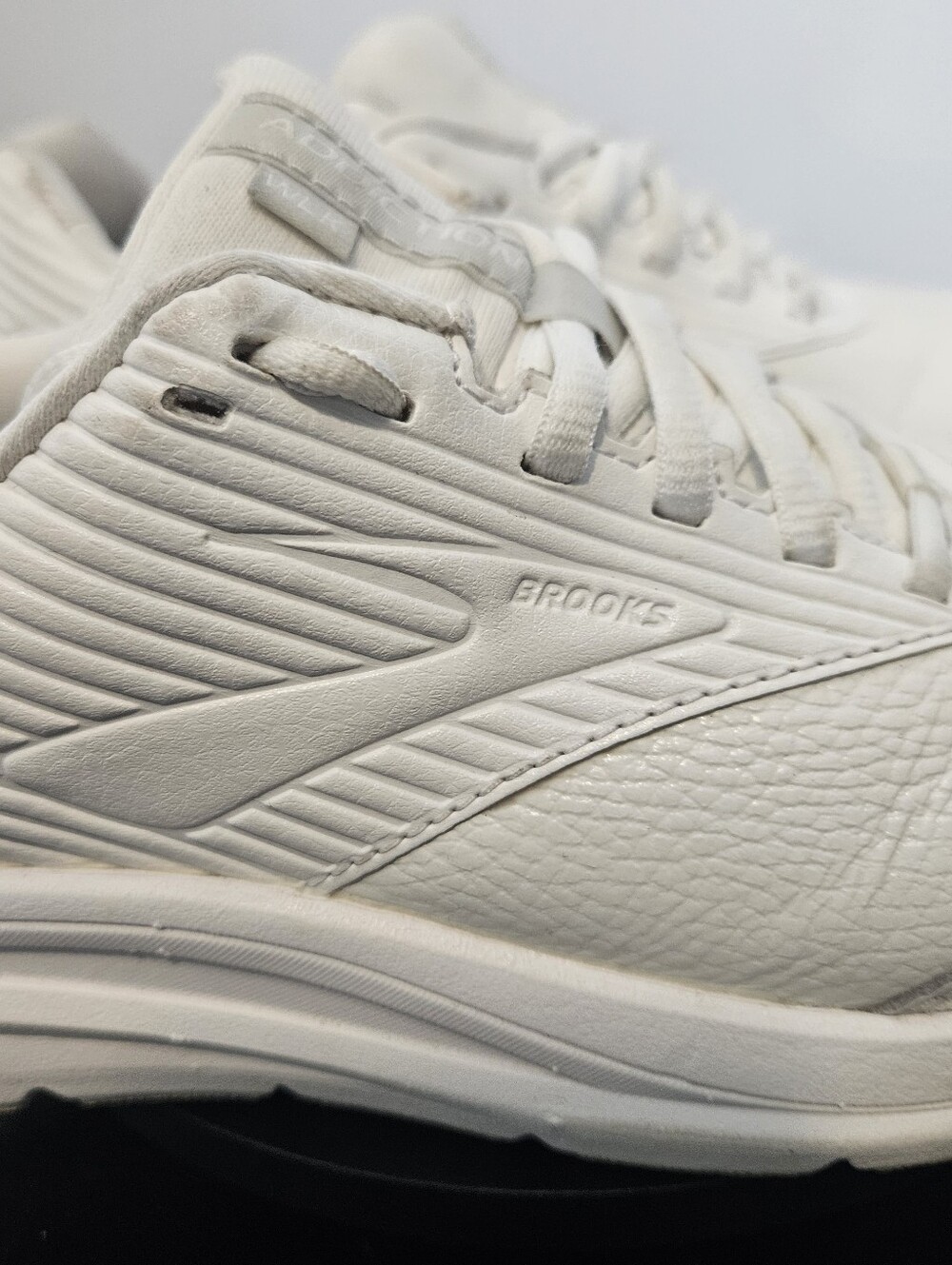 Brooks Addiction Walker 2 Sneaker White/White Women's Size 8.5 - Picture 2 of 11